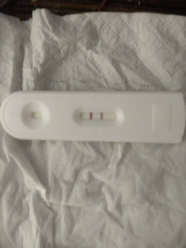 我的月经是28号来的,但是今天买验孕棒来验出现两条红扛扛,是