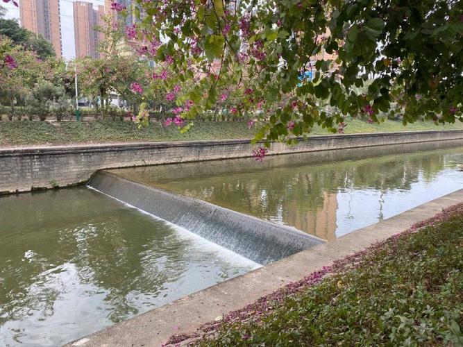 所谓"瀑布",专业上叫溢流堰,上游的水跌到下游,形成类似瀑布的景观