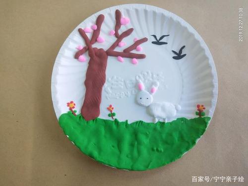 我们需要准备的材料是:蛋糕纸盘和橡皮泥.