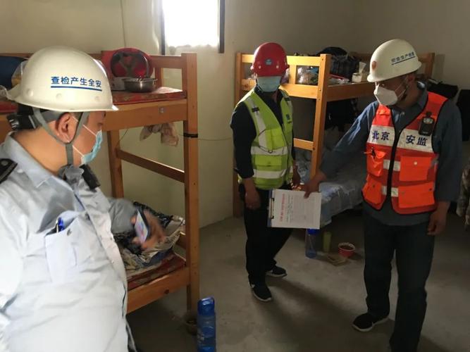 小营村联合镇安办针对辖区施工现场起重机械开展安全检查