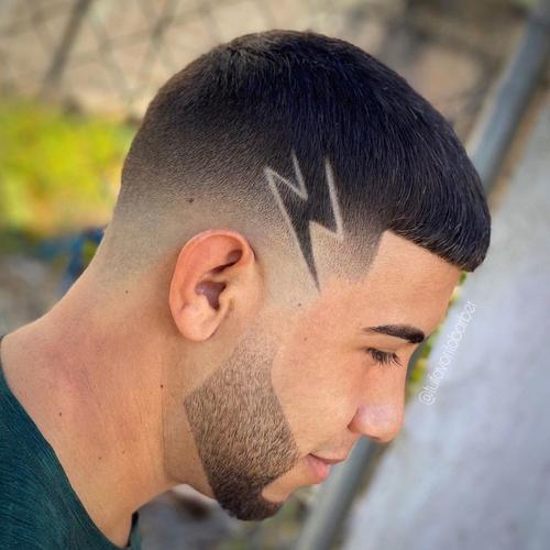 一款超短的清爽男发,在侧面简简单单地做一道刻痕,立马给人不一样的