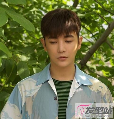 男生颧骨高适合什么发型 这样剪发弱化颧骨帅气有型