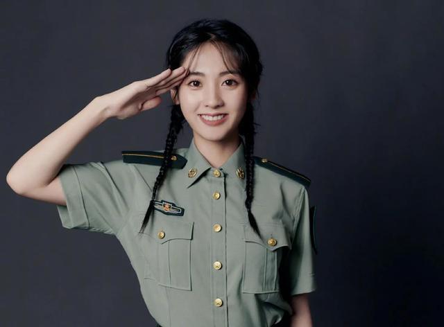 中国人民解放军空军政治部电视艺术中心演员徐璐当兵长达11年,有着