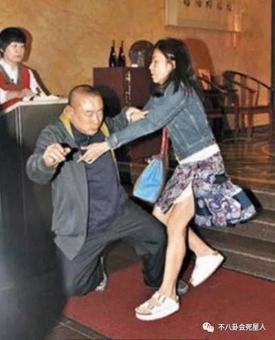 以至于之后每次二人外出时,刘銮雄和甘比总是双手相牵.