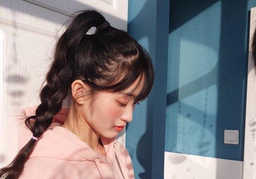 不妨多一步把自己的马尾辫编织成麻花辫,不必把头发弄得太服帖精致