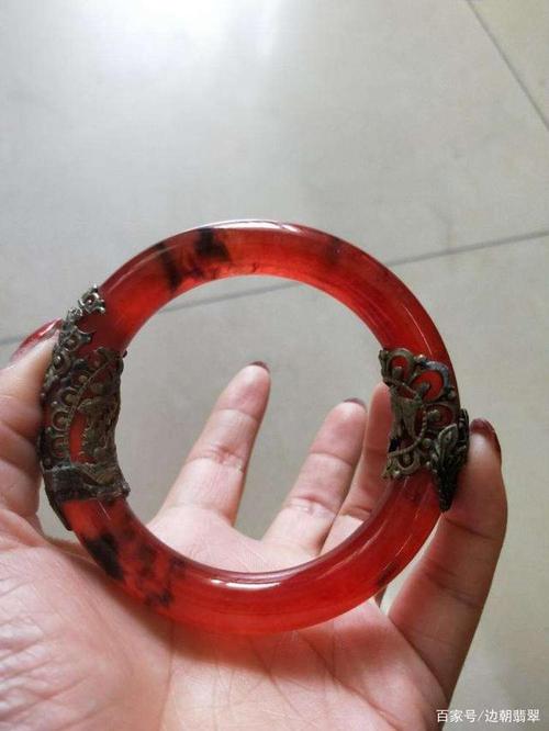 冰种翡翠和红翡分别有什么特征?红翡的形成原因是什么?