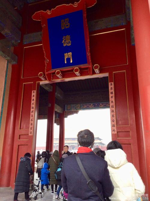 道道宫门都张贴了门神,宫殿门口悬挂着春联