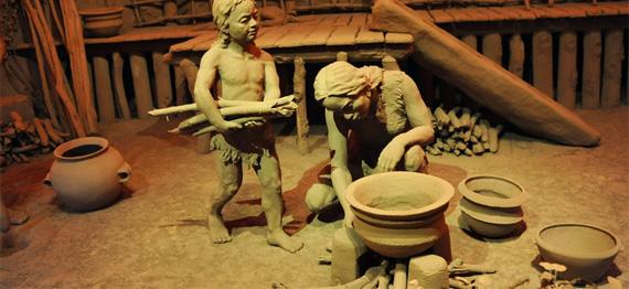 上面住人,下面养牲畜.还会挖井了,有简单的玉器和乐器.