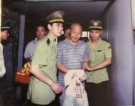 张子强被捕后,6个月拒不认罪,得知长江洪灾后还发动同伙捐款5万