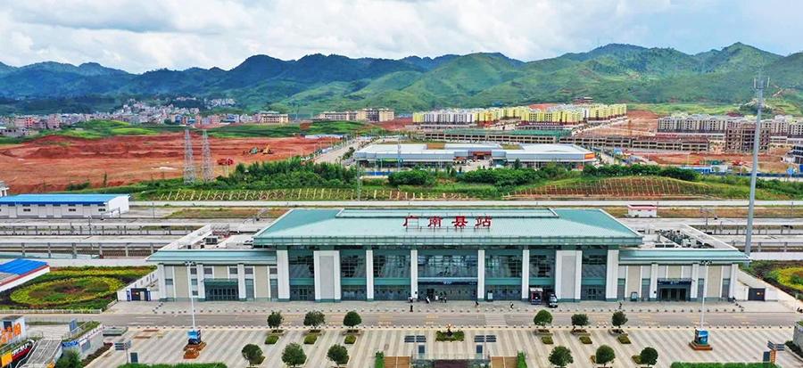云南文山州一个县,拥有2个高铁站,县城地处小盆地