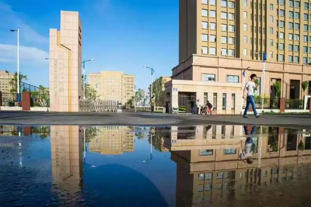 吉林师范大学长春校区            还好有轻轨很方便再倒一趟公交车.