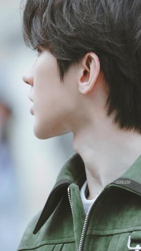 其实蔡徐坤的轮廓和侧颜这么好看,很大程度上得益于他