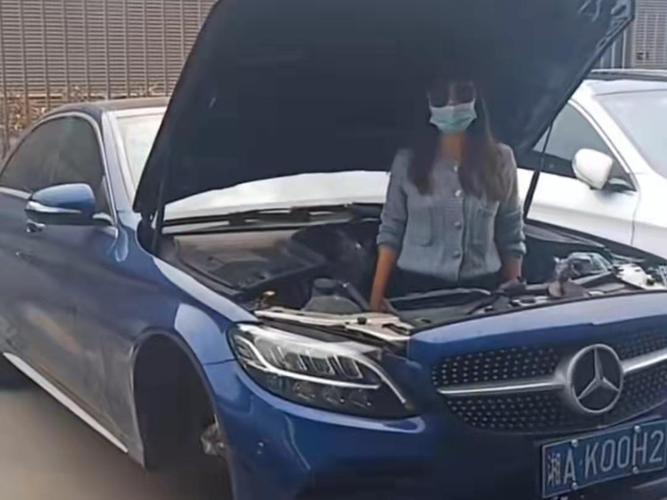 奔驰女车主跳进车前舱维权,车辆"心脏"频频出现问题,4s店反让车主赔偿