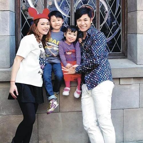 郭晋安老婆宣布复出,相夫教子15年仍似少女,自曝未婚先孕还小产