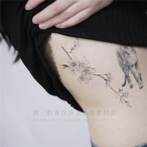 侧腰小清新花卉纹身图案