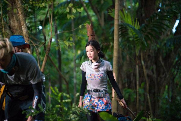 在本期节目中,李亚鹏,黄子韬,童菲乘坐"皇族号"出发海钓,黄子韬在船上