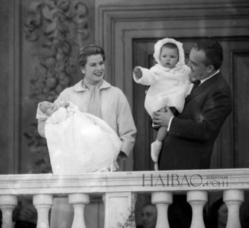 格蕾丝·凯利 (grace kelly) 与prince rainier抱着新生的儿子albert