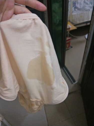 半夜醒了 结果马上内裤就湿了 就流了这么多 是羊水不