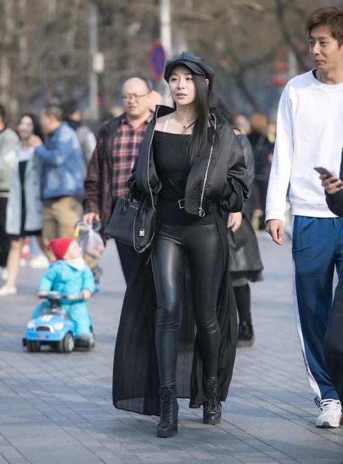 街拍时尚潮流穿搭黑色紧身皮裤的女子太美了