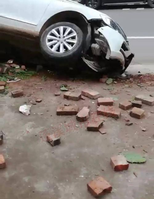 蓬溪一乡村道路突发车祸,小车疑似因爆胎失控撞出几十