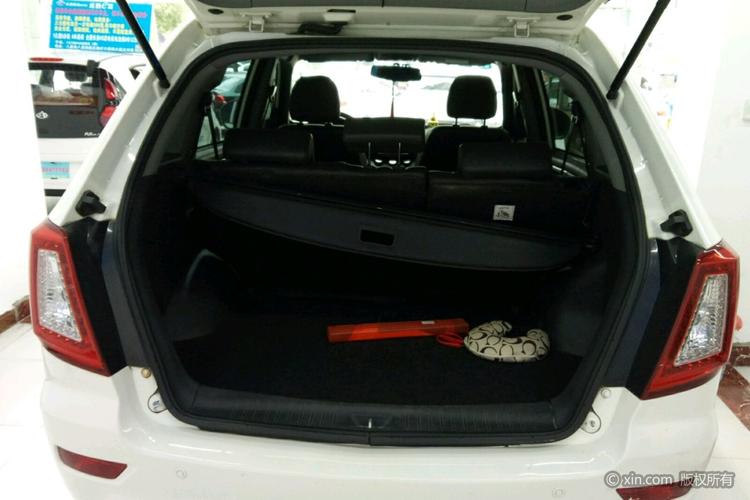 力帆汽车x60后备箱