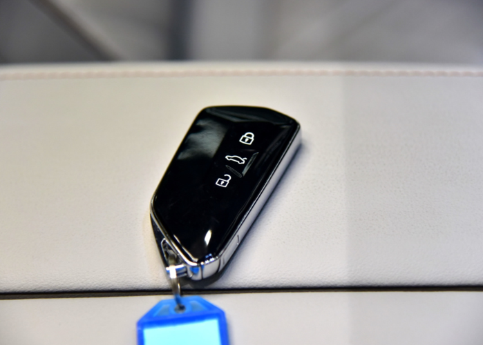 大众新款途昂实车亮相,车身再加长配发光logo,钥匙更有质感