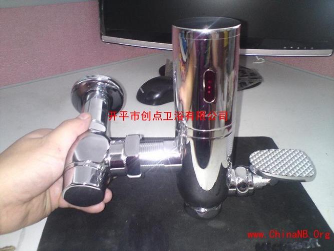 厂家直销带脚踩两用感应大便器 感应蹲便器 沟槽式感应冲洗器