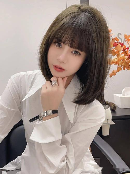 立秋该烫个"内扣烫"发型了