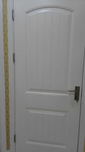 图一是实木复合贴木皮门开放漆白擦金,大扣线条1600一张.