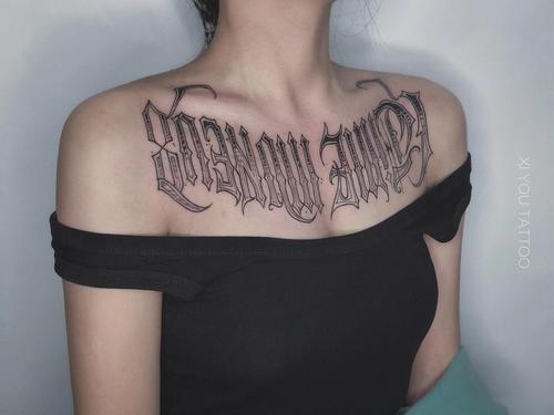 奇卡诺 花胸 花体字