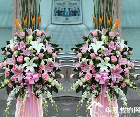 赠送乔迁花篮就是贺礼之一,乔迁花篮可不能随意送,由于花篮的款式有不