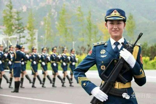 >>>>  仪仗队中的河北姑娘 仪仗队中的河北姑娘赵颖  三军仪仗队被誉