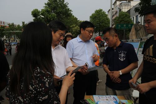 摆向阳副市长一行正在了解了市气象局准备的宣传资料.
