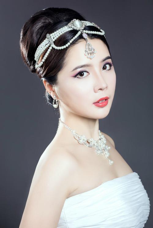 浏览: 539 复古新娘妆容复古新娘妆容 新娘发型头饰新娘发型头饰 复古