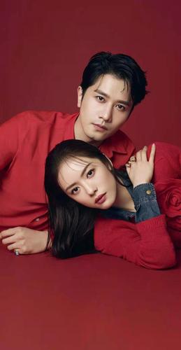 蔡文静彭冠英穿情侣装拍禁欲大片甜蜜相拥配一脸网友满足了