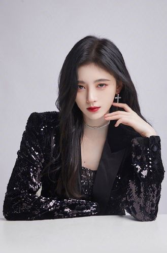 鞠婧祎不是"美少女"了,一袭黑色亮片西装配红唇,霸气