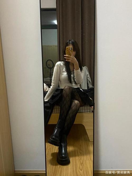 盘点穿短裙丝袜穿搭对镜自拍的妹子小姐姐