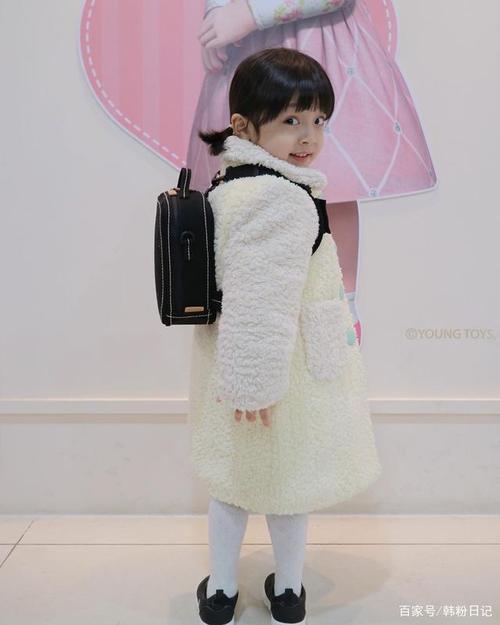 惹争议,让小男孩扮演女生引发