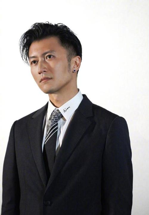 其实港星里颜值高的男明星很多,90年代就有古天乐,张卫健,还有"四大