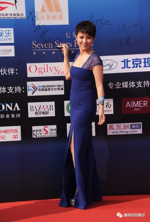 颜丙燕身材可真好,穿这么紧的裙子都没有赘肉,曲线十足气场强大