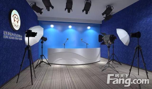 演播室:演播室专业场景再现,弧形的直播台设计柔和了直线条,蓝色给