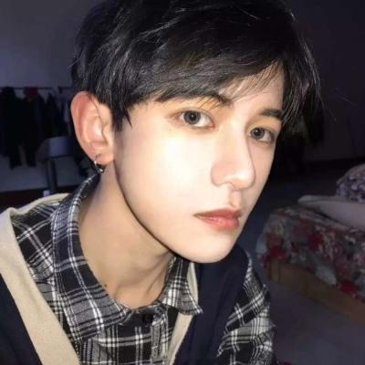 男生正脸抱头头像