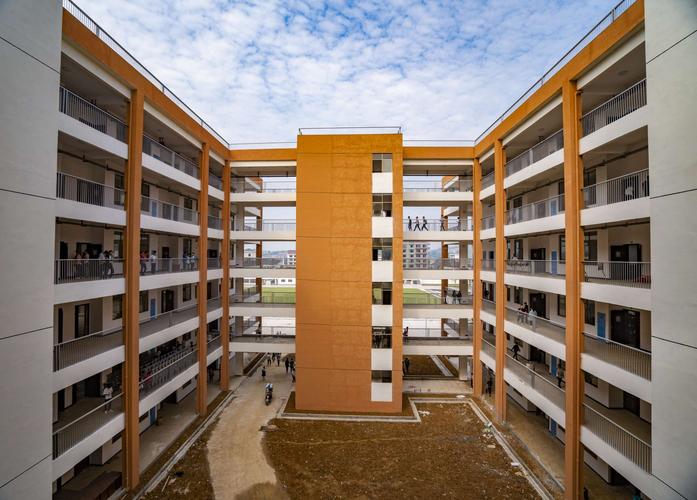 新化县职业中专学校喜进新居