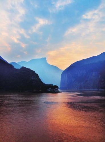 三峡是上天在万里长江创作的一幅壮丽山水画,有淘不尽的英雄传奇