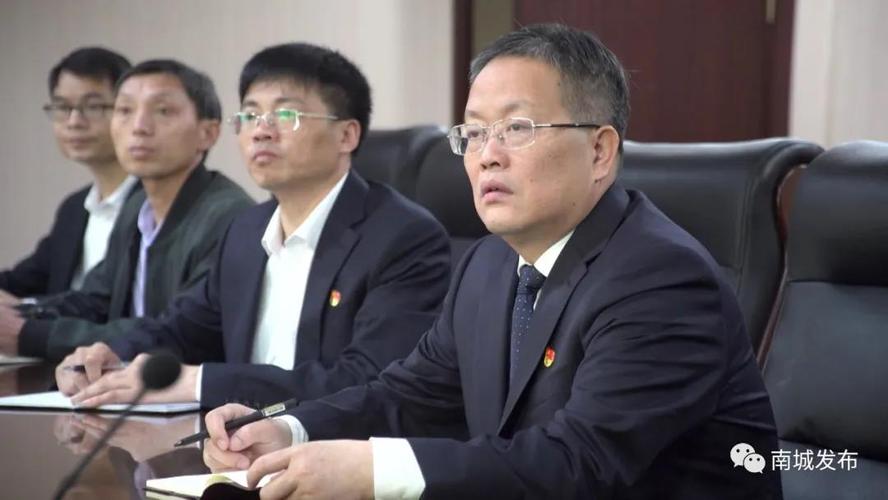 汪华辉,邹俊等县领导收听收看全国脱贫攻坚总结表彰大会盛况