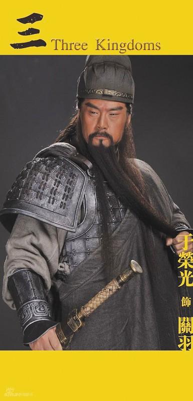 于荣光的关羽扮相,卧蚕眉,丹凤眼,面如重枣,美髯长须,容貌威严高傲,使