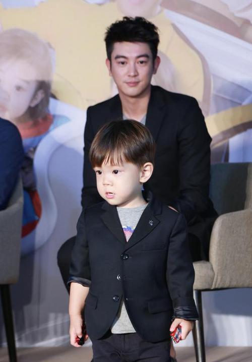 走红地毯,嗯哼大王