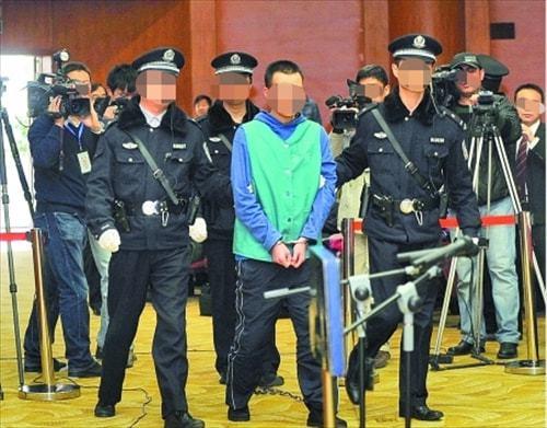 陕西药家鑫死刑前想捐献眼角膜父亲狠心拒绝把你的罪恶都带走