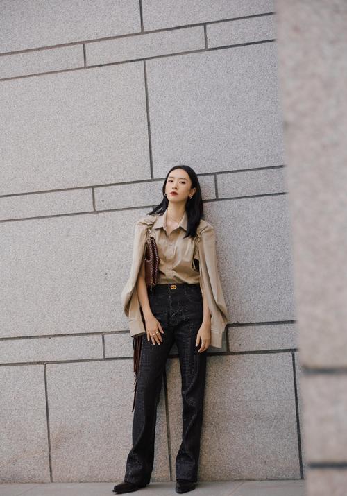 35岁童瑶真美,穿白色外套配长裤走机场,难掩自身优雅气息