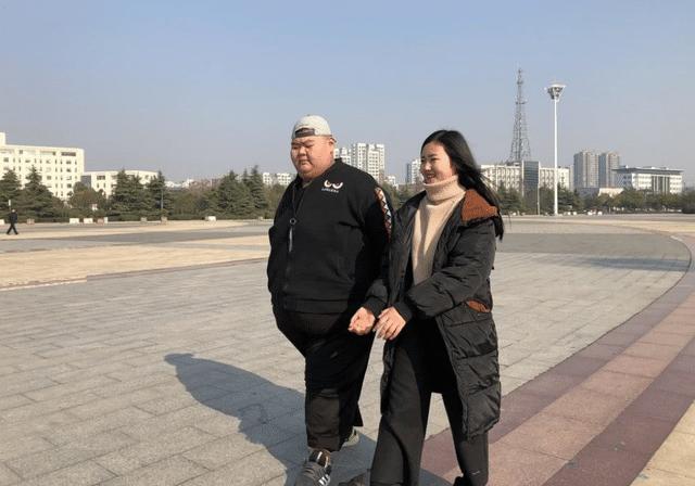 王浩楠和女友张敏的照片 但《荀子·劝学》中有言:"锲而舍之,朽木